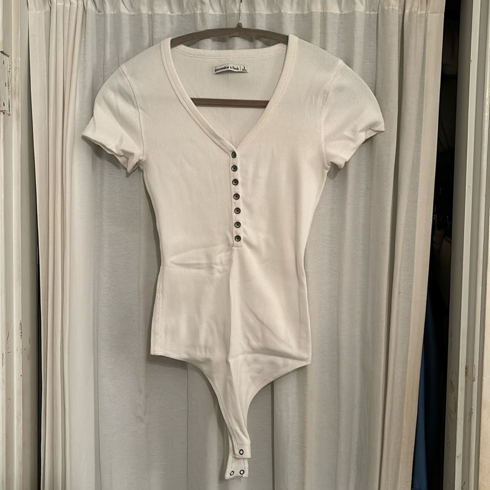 NWOT! ✨ Abercrombie Button Bodysuit